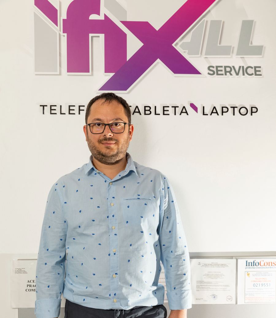 Fondatorul iFIX ALL, în service-ul din București